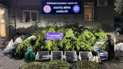 İstanbul Kağıthane’de bir binadan yayılan ağır koku, polisi harekete geçirdi.