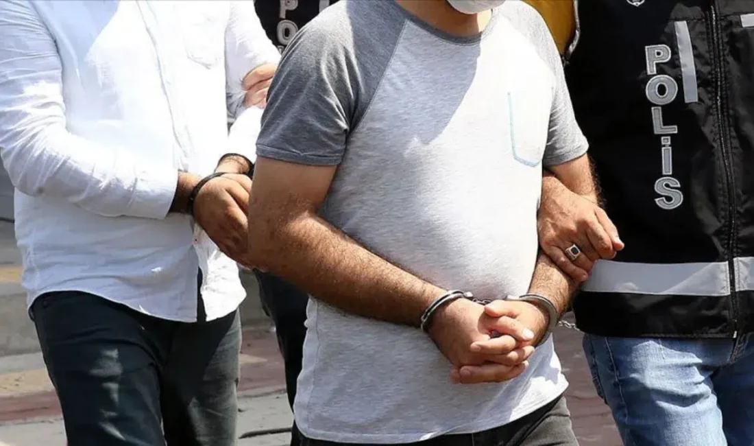 Adana’nın Seyhan ilçesinde film sahnelerini aratmayan bir yöntemle döviz bürosunu