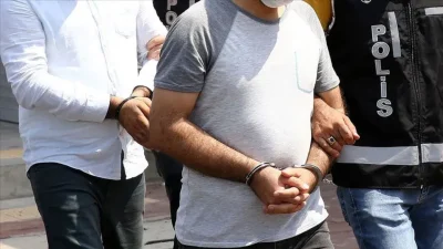 Adana’nın Seyhan ilçesinde film sahnelerini aratmayan bir yöntemle döviz bürosunu