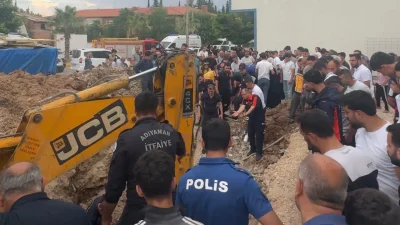 Adıyaman’da su kuyusu açmak için kolları sıvayan baba ve oğul,