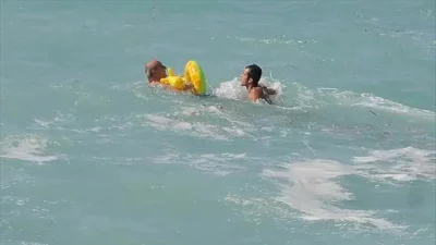 Düzce’nin Akçakoca ilçesinde serinlemek için denize giren bir kişi, az