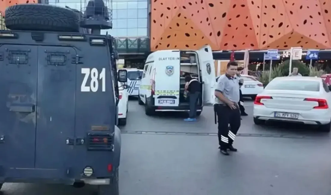 İstanbul Ümraniye’de bulunan hareketli bir alışveriş merkezindeki kafede aniden silah