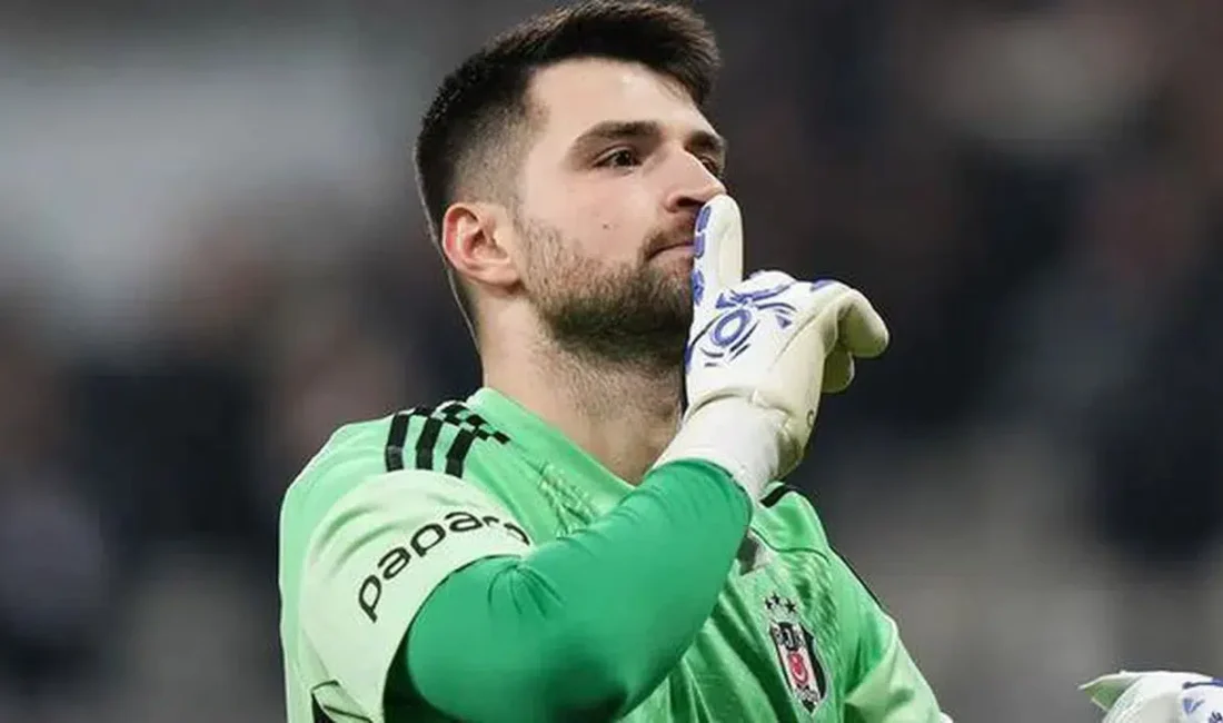 Beşiktaş’ta sıcak saatler yaşanırken genç kaleci Ersin Destanoğlu’nun geleceği netleşiyor.