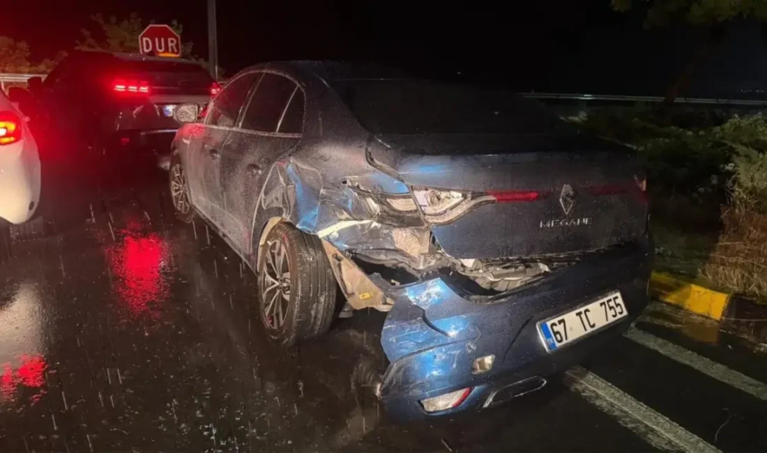 Zonguldak’ın Alaplı ilçesinde iki otomobilin kavşakta çarpışması sonucu meydana gelen