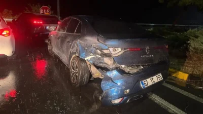 Zonguldak’ın Alaplı ilçesinde iki otomobilin kavşakta çarpışması sonucu meydana gelen
