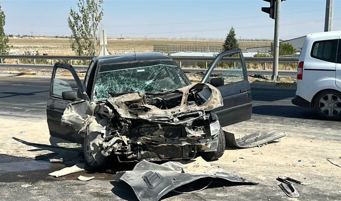 Aksaray-Konya karayolunda meydana gelen feci kazada, kırmızı ışıkta duran vince