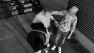 İstanbul’un en hareketli noktalarından Beyoğlu’nda sokakta yürüyen bir kişinin cep
