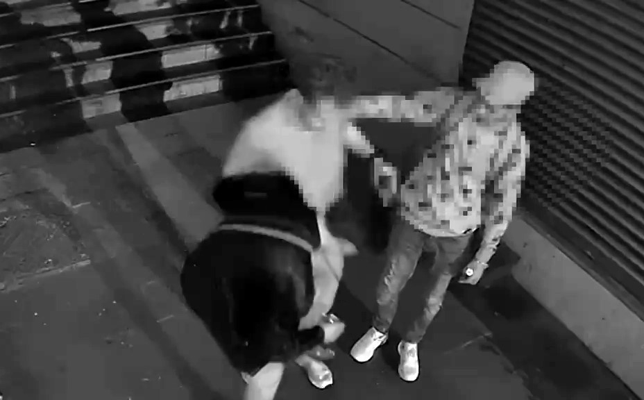 İstanbul’un en hareketli noktalarından Beyoğlu’nda sokakta yürüyen bir kişinin cep