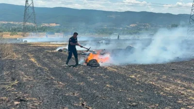 Çanakkale’nin Çan ilçesinde aniden yükselen alevler tarım arazilerini ve saman