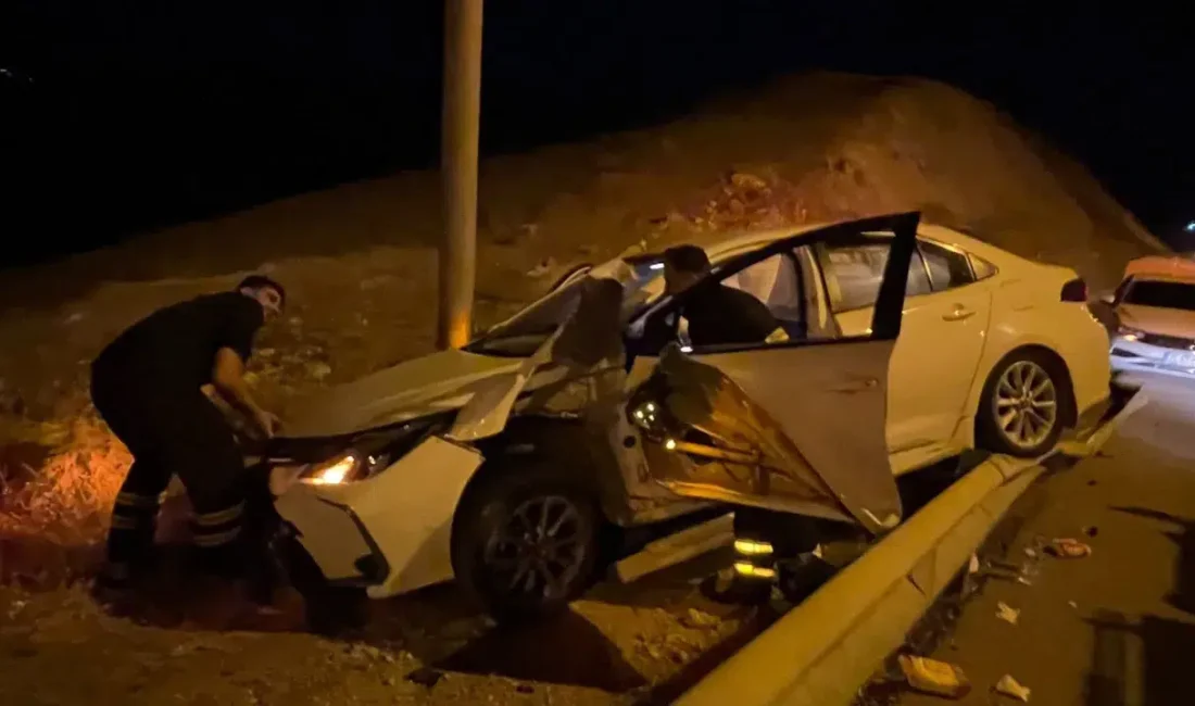 Siirt’te sürücüsünün kontrolünden çıkan otomobilin bariyerlere çarpıp alev alev yanmasıyla