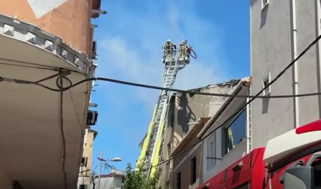 İstanbul Avcılar’da 4 katlı bir binanın çatı katında aniden yükselen
