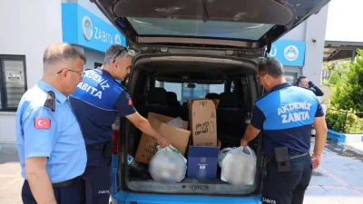 Mersin’de zabıta ekiplerinin gerçekleştirdiği ani zincir market denetimi, raflardaki büyük