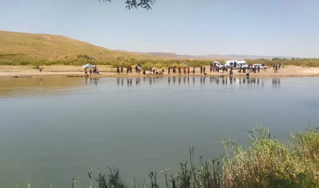 Sivas’ta kavurucu sıcaklardan bunalarak serinlemek amacıyla Kızılırmak’a giren iki mevsimlik
