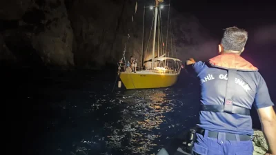 Aydın’ın Kuşadası ilçesinde denizin ortasında makine arızası nedeniyle sürüklenmeye başlayan