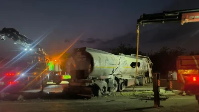 Hatay’ın Erzin ilçesinde kontrolden çıkan yakıt yüklü tankerin devrilmesi sonucu