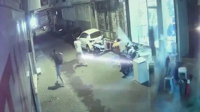 İstanbul Fatih’te 4 katlı bir binanın çatısından kopan dev beton