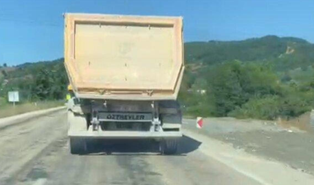 Düzce’de seyir halindeki bir otomobilin ön camına, önündeki hafriyat kamyonundan