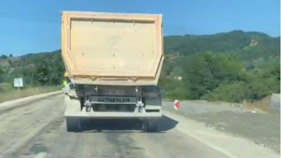 Düzce’de seyir halindeki bir otomobilin ön camına, önündeki hafriyat kamyonundan