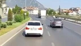 Antalya’nın Alanya ilçesinde kaza ihbarına giden itfaiye aracına yol vermeyerek