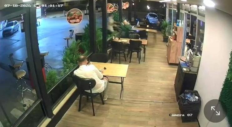 Kocaeli’de bir akaryakıt istasyonunun hemen yanındaki lokantada yemek yiyen müşteri,