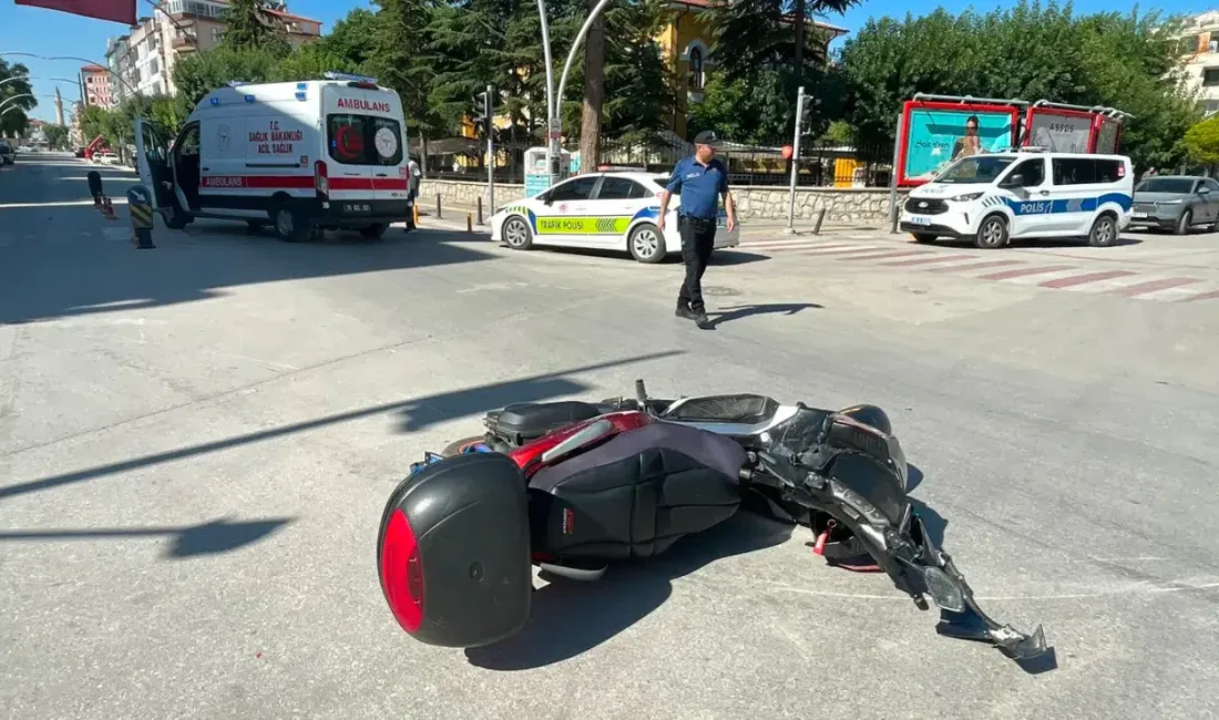 Karaman’da cadde üzerindeki kavşakta kontrolden çıkan iki motosikletin feci şekilde