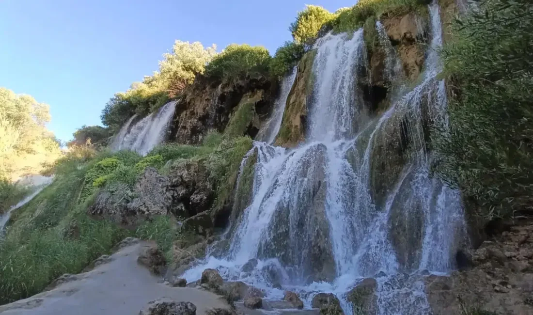 Erzincan’ın en önemli turizm değerlerinden biri olan Girlevik Şelalesi, hem