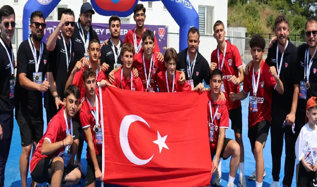 Türkiye, Antalya’da düzenlenen 16 Yaş Altı Erkekler Avrupa Hokey 5’ler