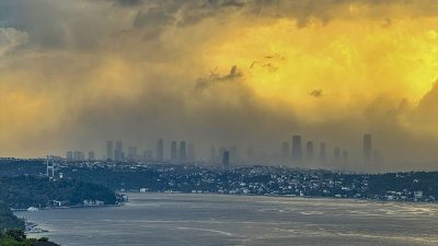 İstanbul’u etkisi altına alan şiddetli fırtına ve yüksek dalgalar nedeniyle