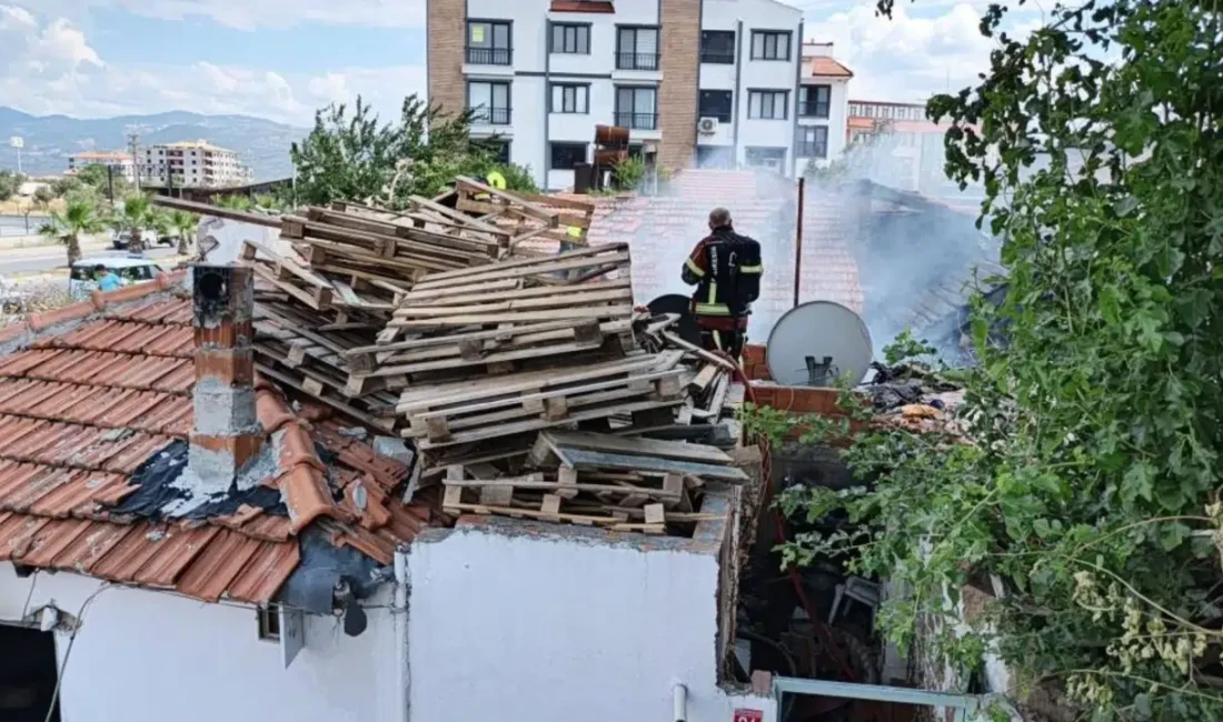 Balıkesir’in Burhaniye ilçesinde tek katlı bir evde aniden yükselen alevler