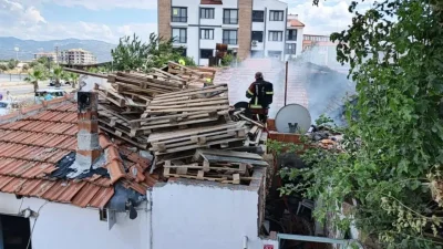 Balıkesir’in Burhaniye ilçesinde tek katlı bir evde aniden yükselen alevler