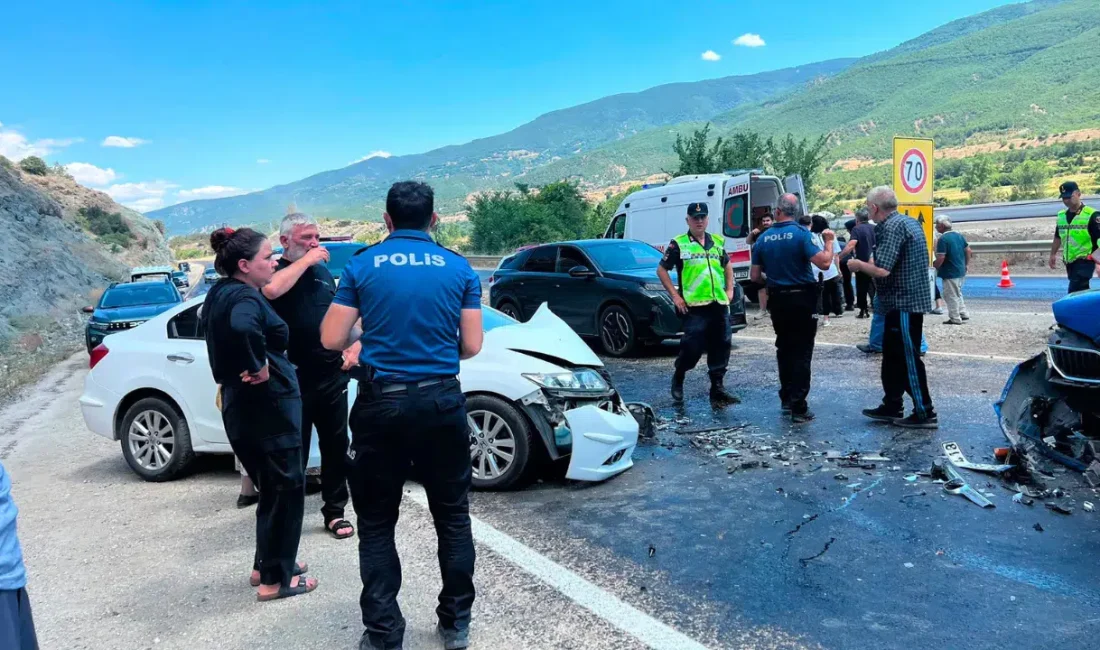 Kastamonu’nun Hanönü ilçesinde iki otomobilin çarpışması sonucu meydana gelen feci