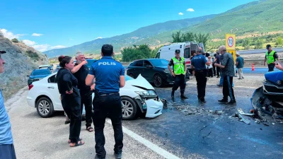 Kastamonu’nun Hanönü ilçesinde iki otomobilin çarpışması sonucu meydana gelen feci