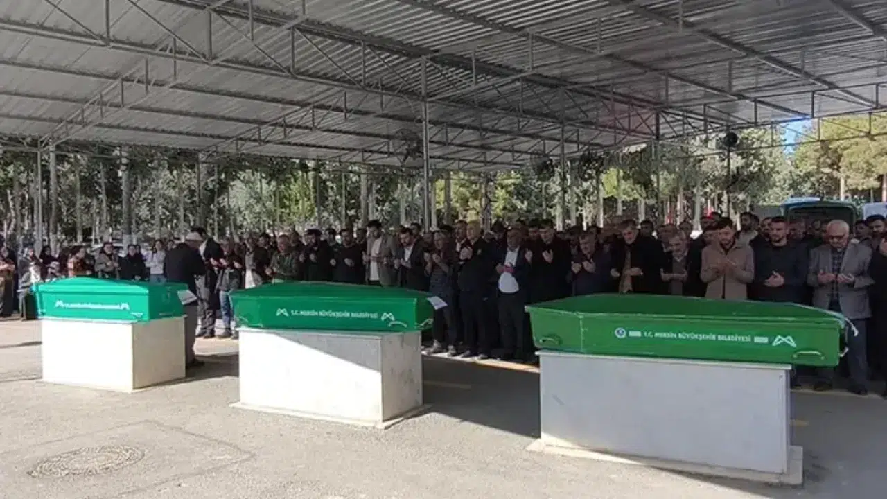 Mersin’de refüjde bekleyen yayalara çarparak ikiz kardeşler Kübra ve Büşra