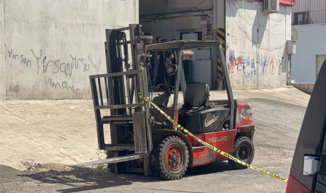 Gaziantep’te çalıştığı fabrikada yük taşıdığı esnada devrilen forkliftin altında kalarak