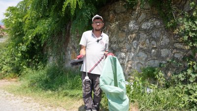 Düzce’de rutin temizlik çalışması yapan belediye işçisi, yol kenarında bulduğu