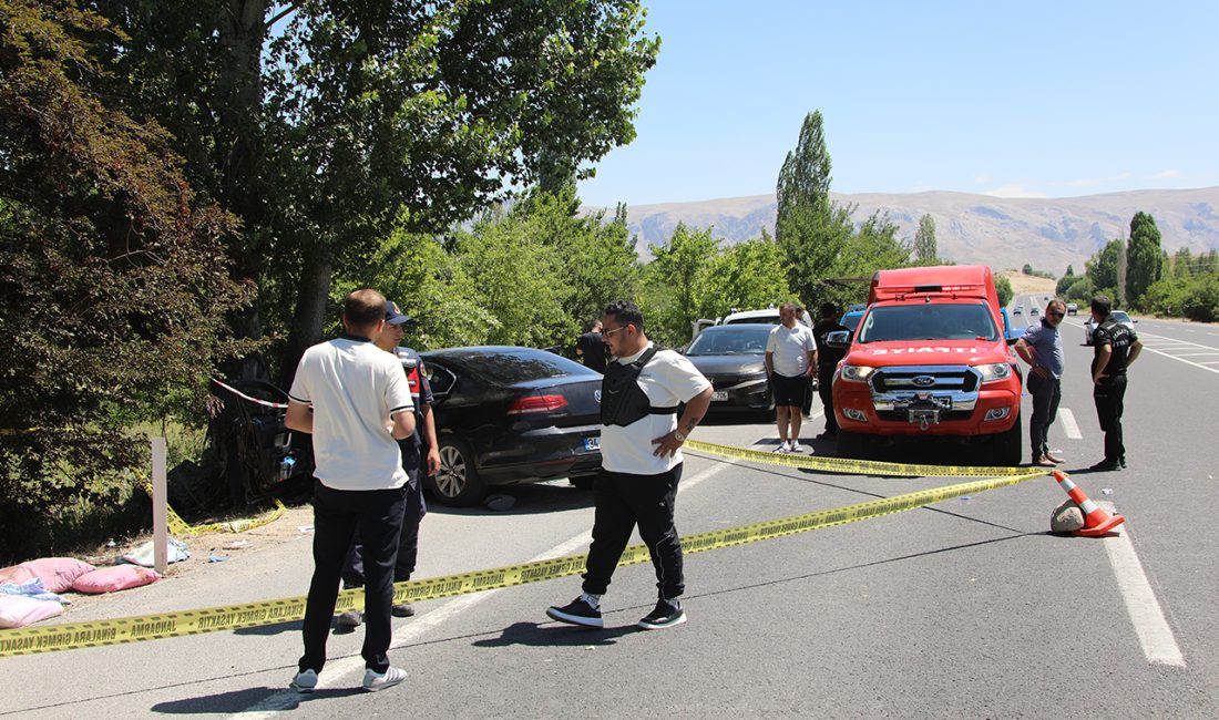 Malatya’nın Darende ilçesinde kontrolden çıkarak ağaca çarpan otomobil adeta hurdaya