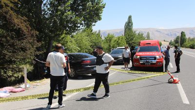 Malatya’nın Darende ilçesinde kontrolden çıkarak ağaca çarpan otomobil adeta hurdaya
