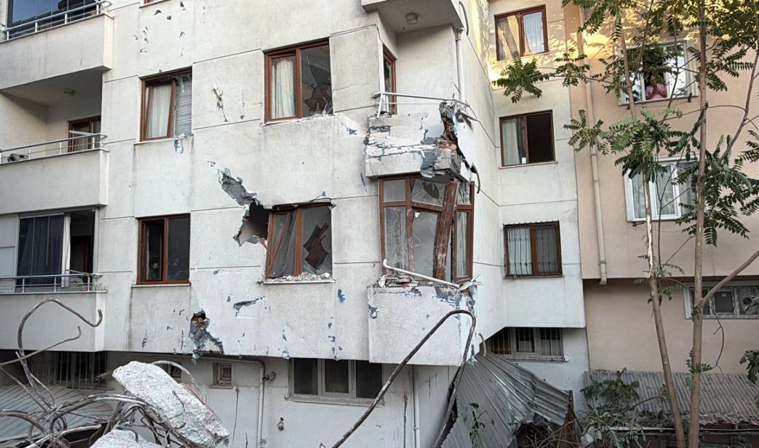 İstanbul Küçükçekmece’de kentsel dönüşüm kapsamında yıkımı gerçekleştirilen 5 katlı binanın