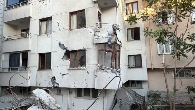 İstanbul Küçükçekmece’de kentsel dönüşüm kapsamında yıkımı gerçekleştirilen 5 katlı binanın