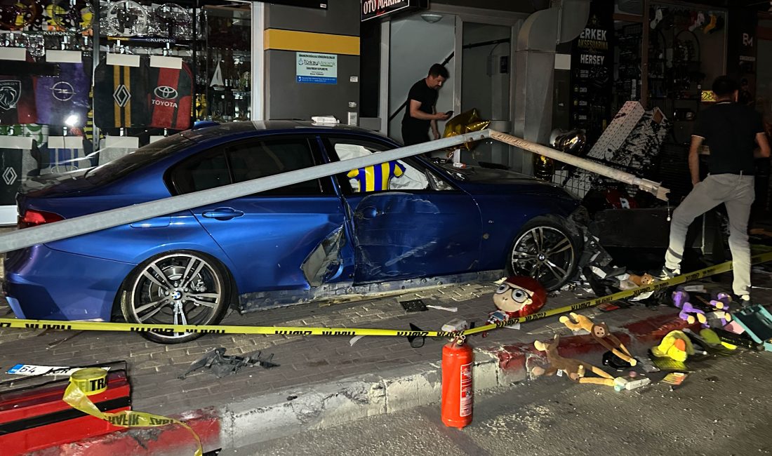 Uşak kent merkezinde kontrolden çıkan bir otomobil, önce aydınlatma direğine