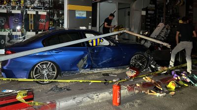 Uşak kent merkezinde kontrolden çıkan bir otomobil, önce aydınlatma direğine