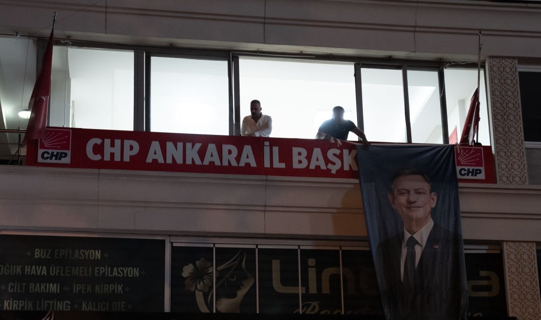 Cumhuriyet Halk Partisi Ankara İl Başkanlığı binasında gece yarısı hareketli
