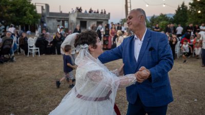 Sakarya’nın Karapürçek ilçesinde yaşayan bedensel ve zihinsel engelli Merve Çidal’ın