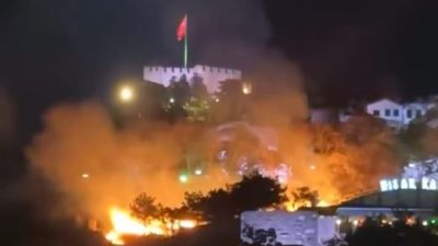 Başkentin simge mekanlarından Ankara Kalesi çevresinde akşam saatlerinde yükselen alevler