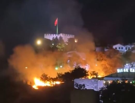 Başkentin simge mekanlarından Ankara Kalesi çevresinde akşam saatlerinde yükselen alevler