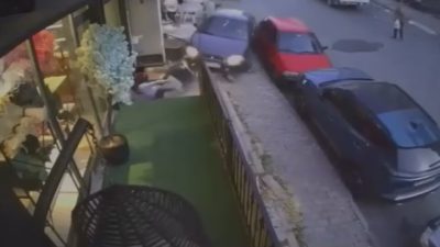 İstanbul Arnavutköy’de kontrolden çıkan bir otomobilin önce bebek arabasına, ardından