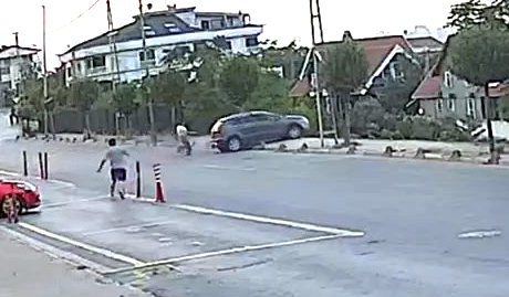 İstanbul Avcılar’da direksiyon pratiği yapmak için eğitim alanına giden baba