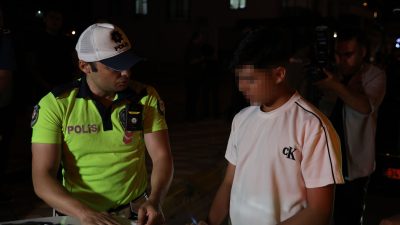 Elazığ’da asayiş uygulaması yapan polis ekipleri, direksiyon başında 16 yaşında