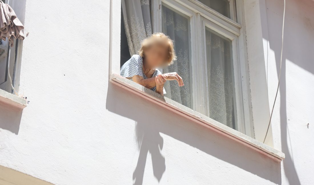 Hatay’ın Antakya ilçesinde her gün balkon ve pencerelerden yükselen çaresiz