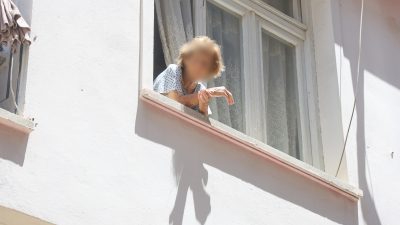 Hatay’ın Antakya ilçesinde her gün balkon ve pencerelerden yükselen çaresiz